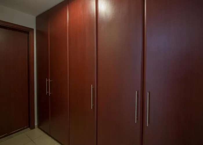 Spacious 4 Bedroom Apartment In Jbr, 5-Min Walk To The Beach, Marina Views